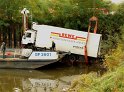 LKW faehrt in den Rhein Langel Hitdorf Faehre P338